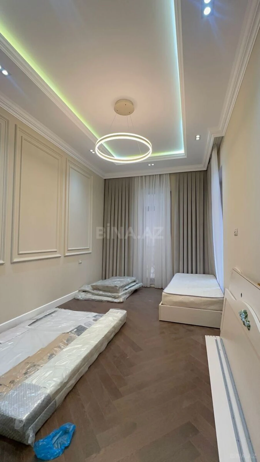 Satılır 4 otaqlı mənzil 230 m²