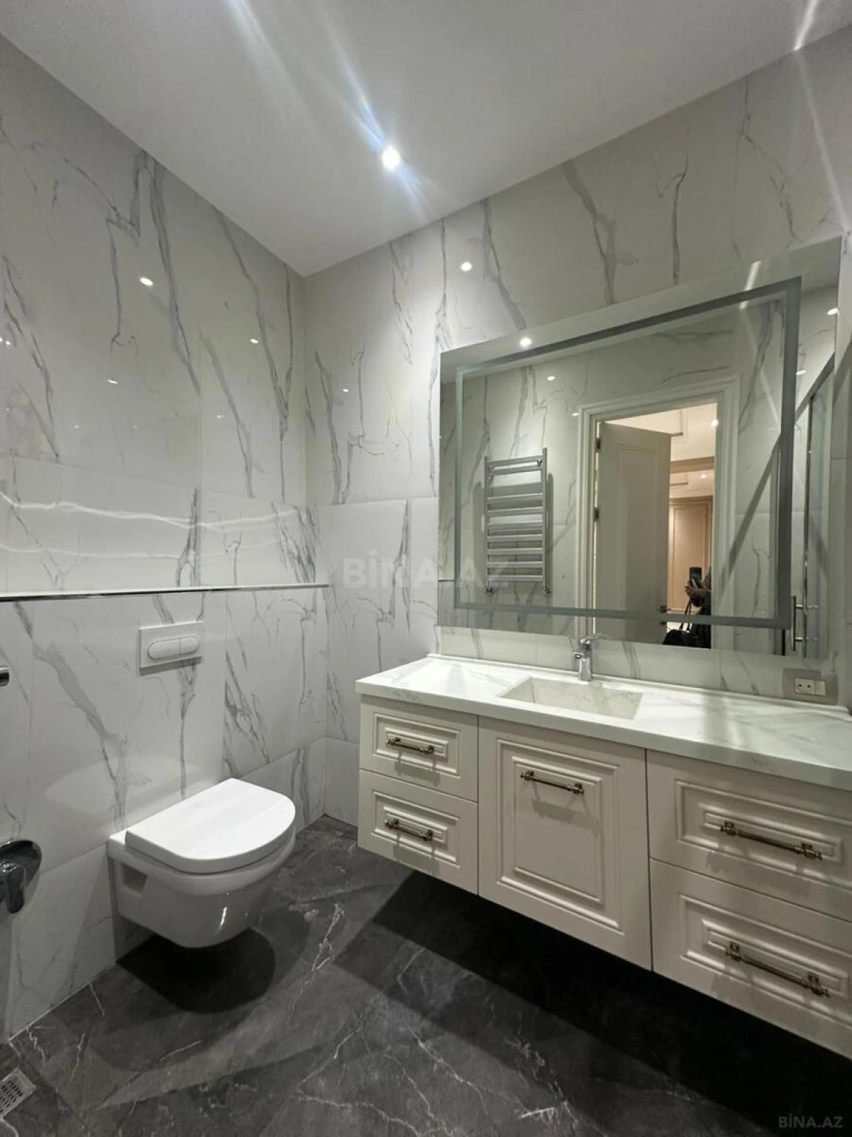 Satılır 4 otaqlı mənzil 230 m²