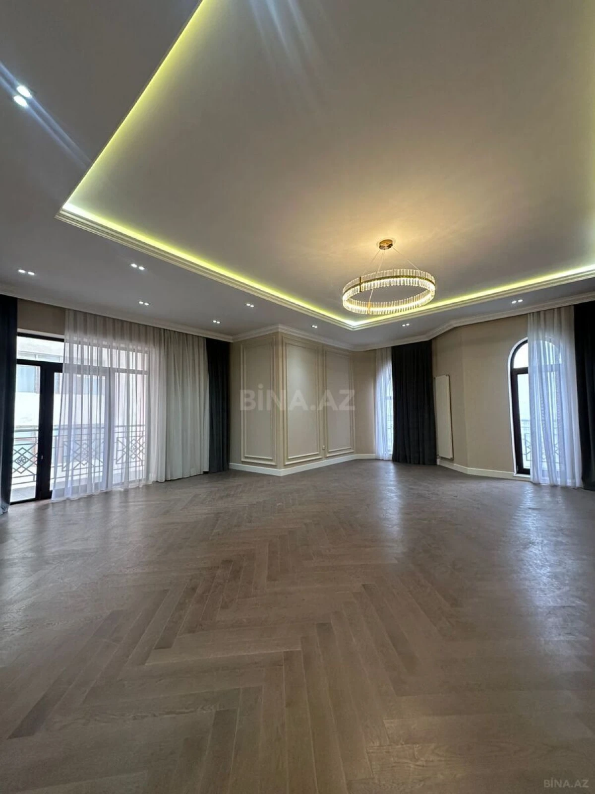 Satılır 4 otaqlı mənzil 230 m²