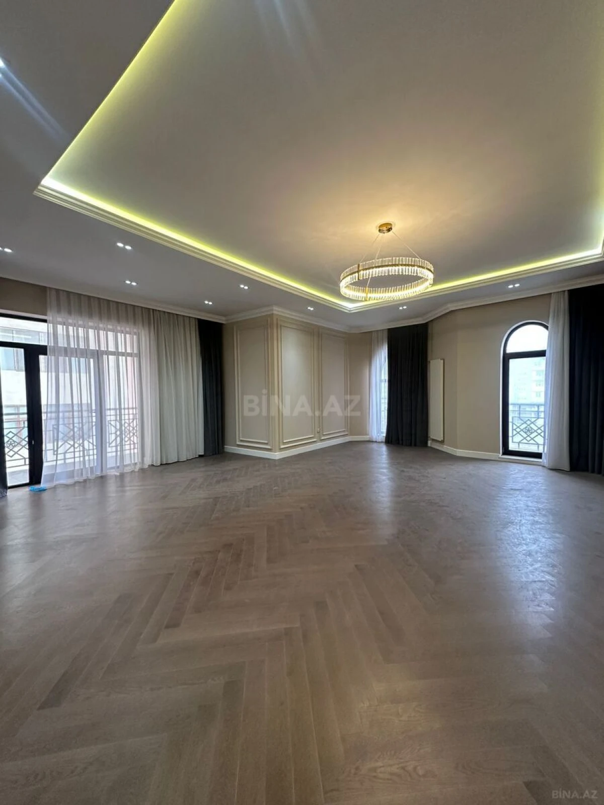 Satılır 4 otaqlı mənzil 230 m²
