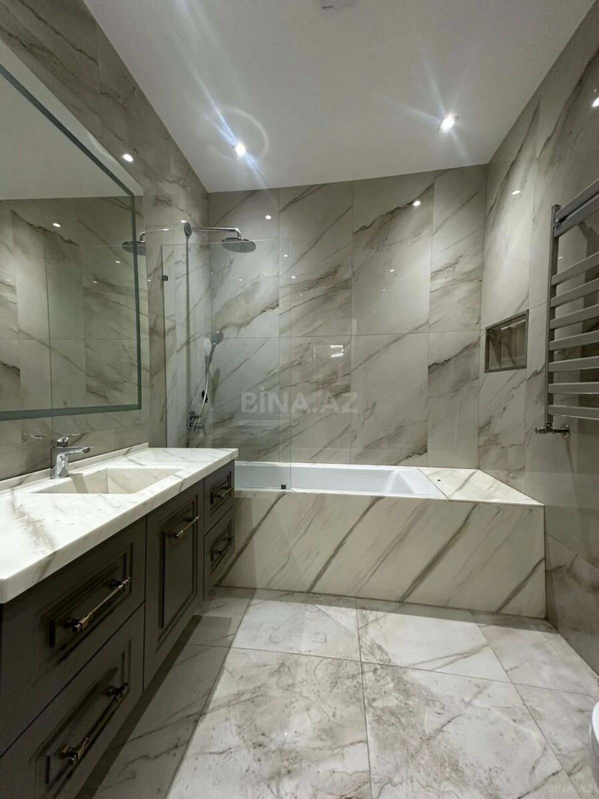 Satılır 4 otaqlı mənzil 230 m²