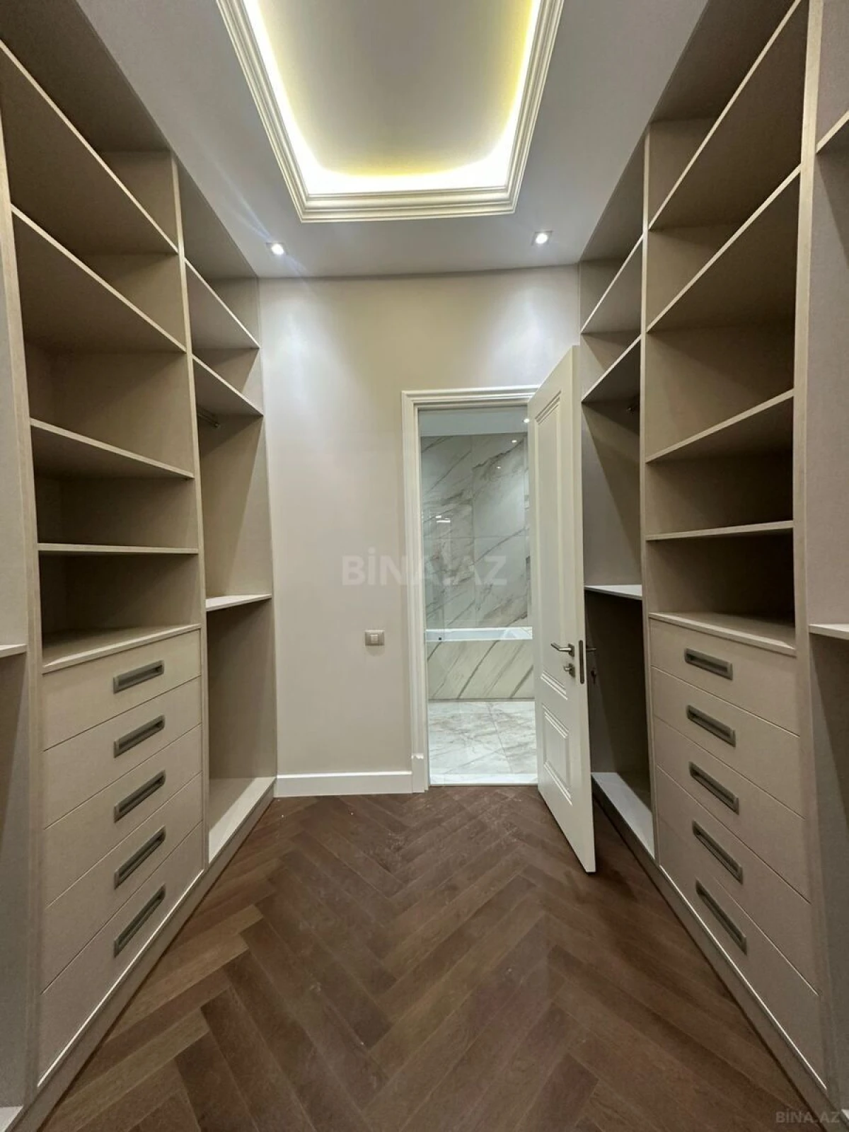 Satılır 4 otaqlı mənzil 230 m²