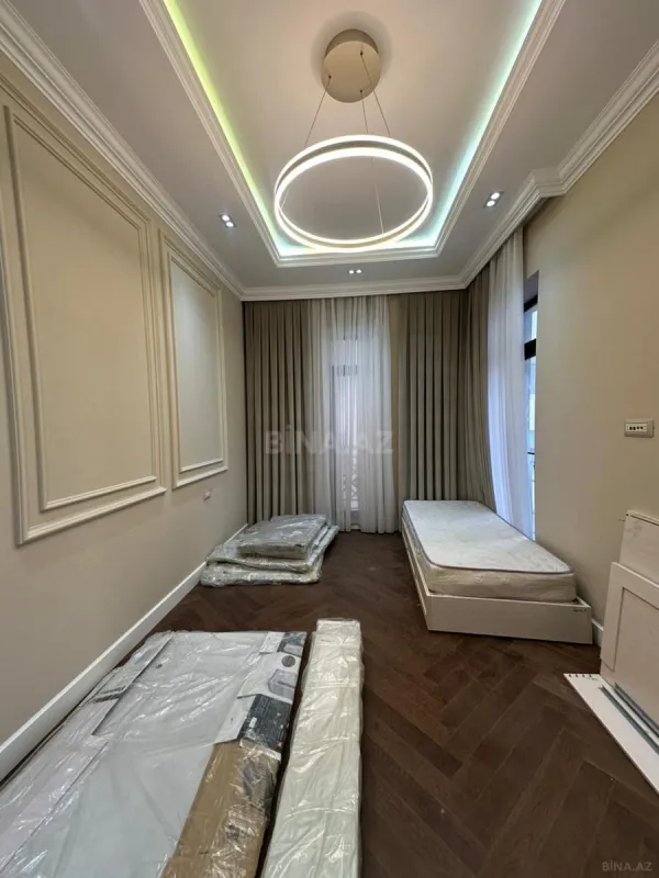 Satılır 4 otaqlı mənzil 230 m²