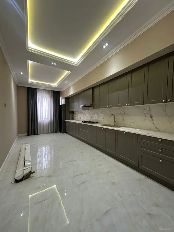 Satılır 4 otaqlı mənzil 230 m²