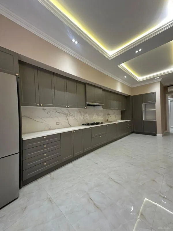 Satılır 4 otaqlı mənzil 230 m²