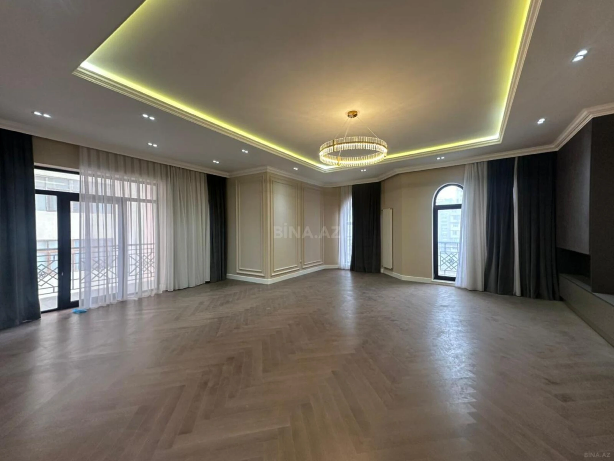 Satılır 4 otaqlı mənzil 230 m²