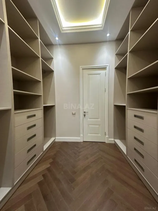 Satılır 4 otaqlı mənzil 230 m²