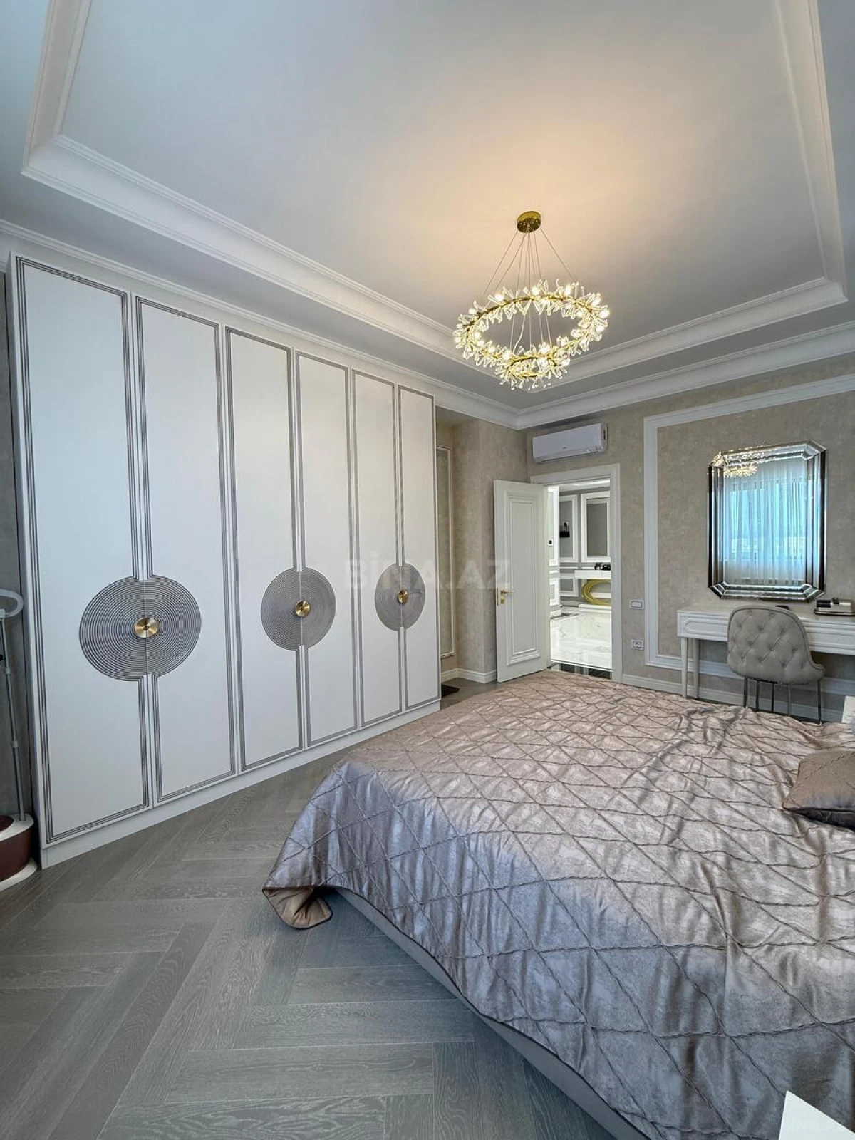 Satılır 4 otaqlı mənzil 185 m²
