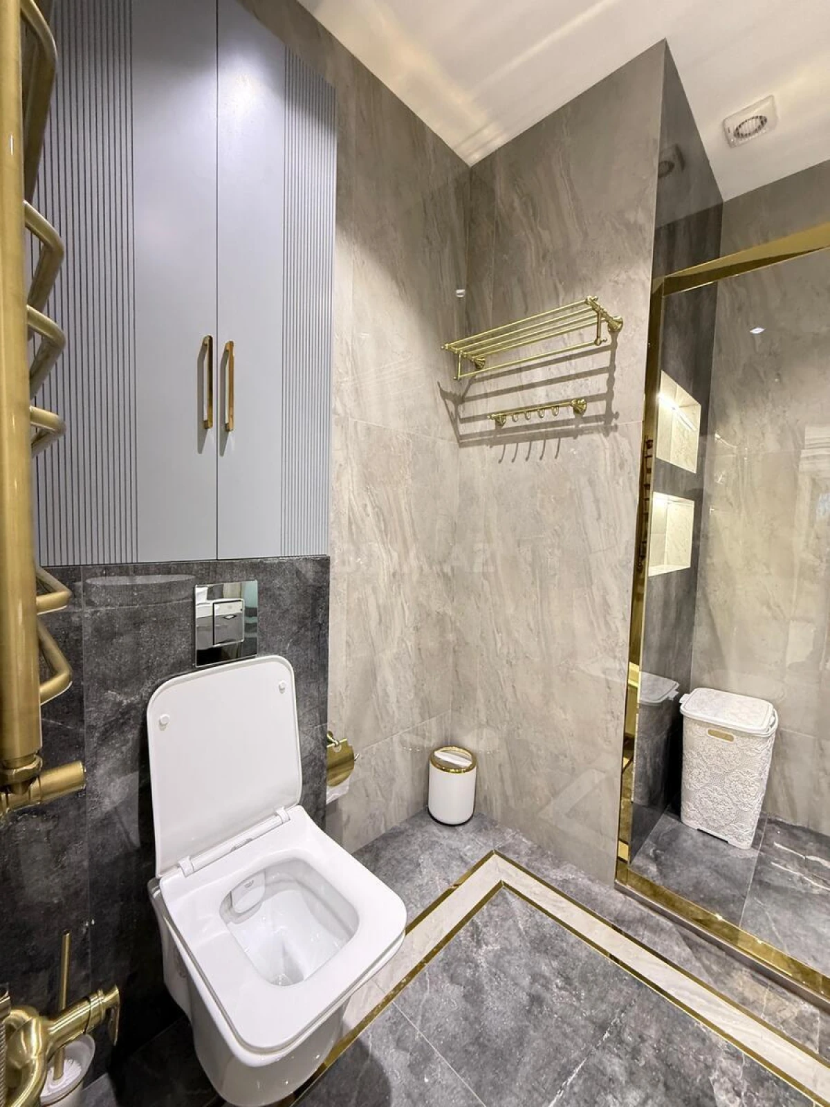 Satılır 4 otaqlı mənzil 185 m²