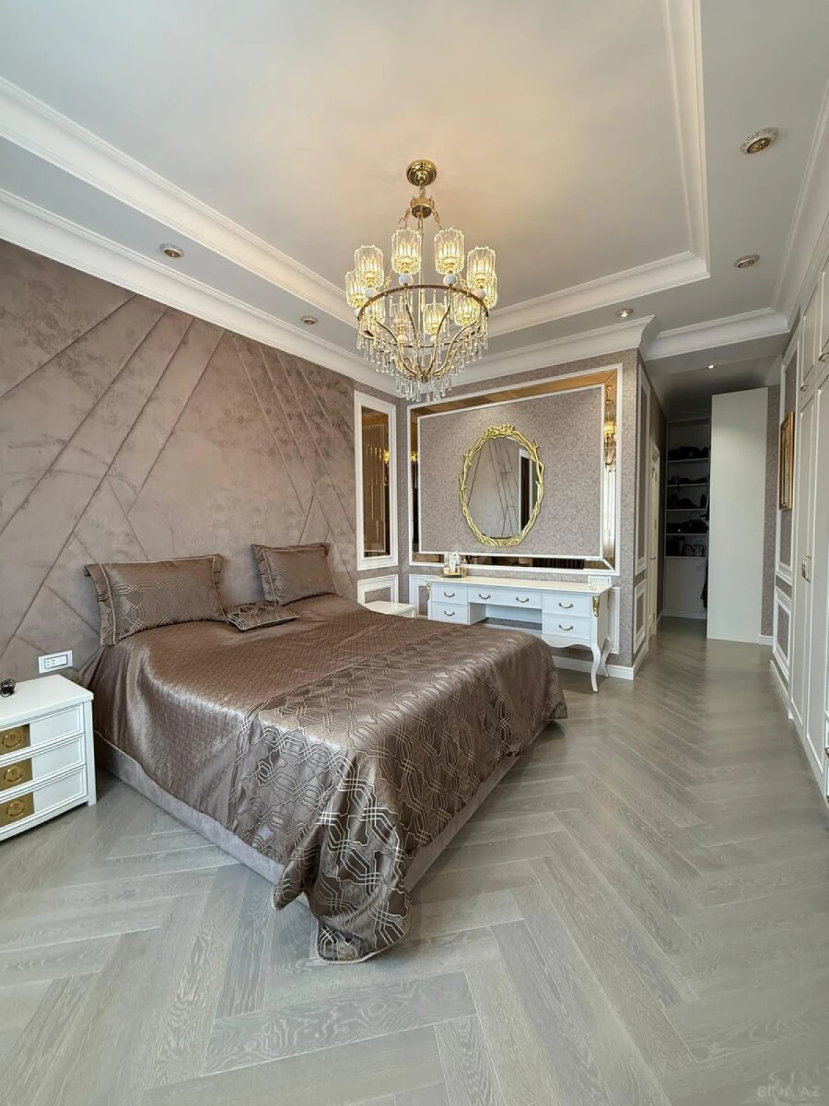 Satılır 4 otaqlı mənzil 185 m²