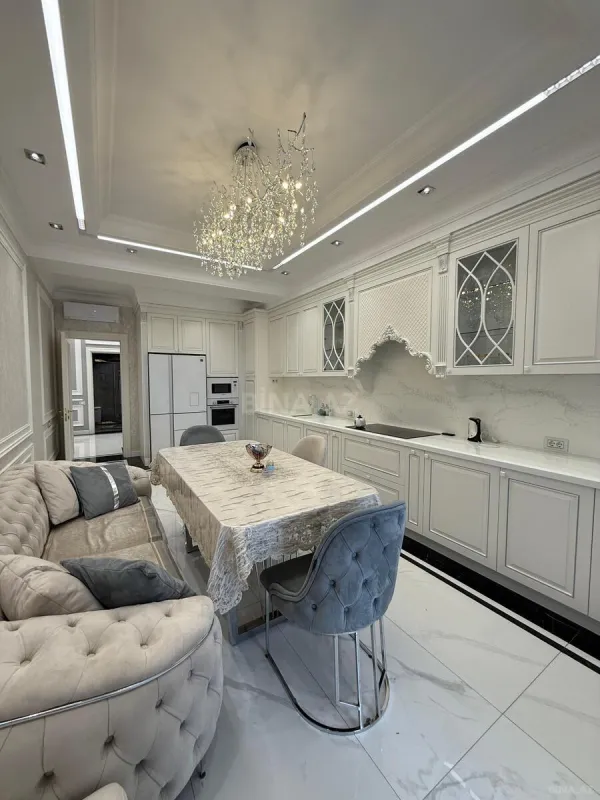 Satılır 4 otaqlı mənzil 185 m²