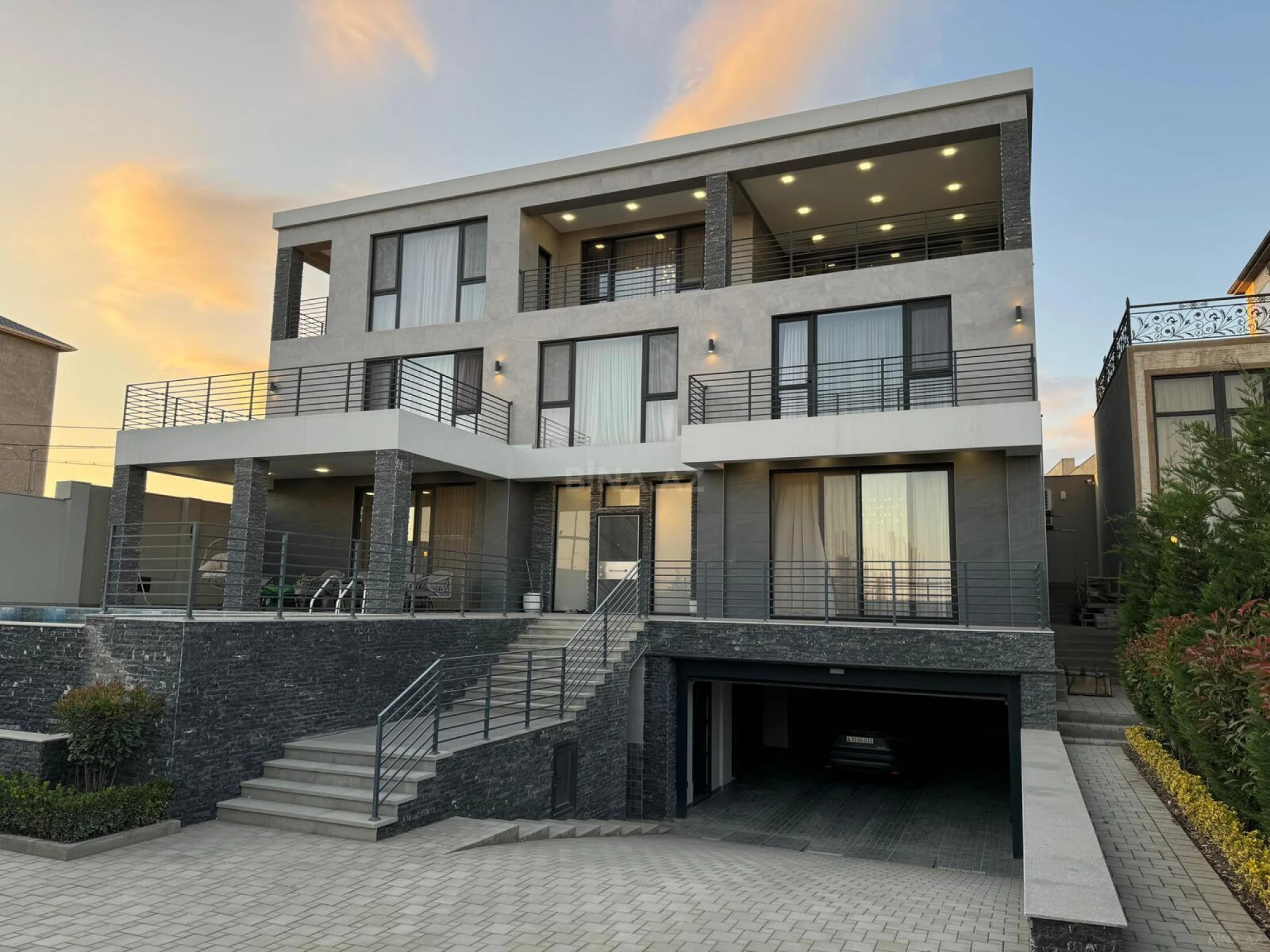 Satılır 8 otaqlı həyət evi 700 m²