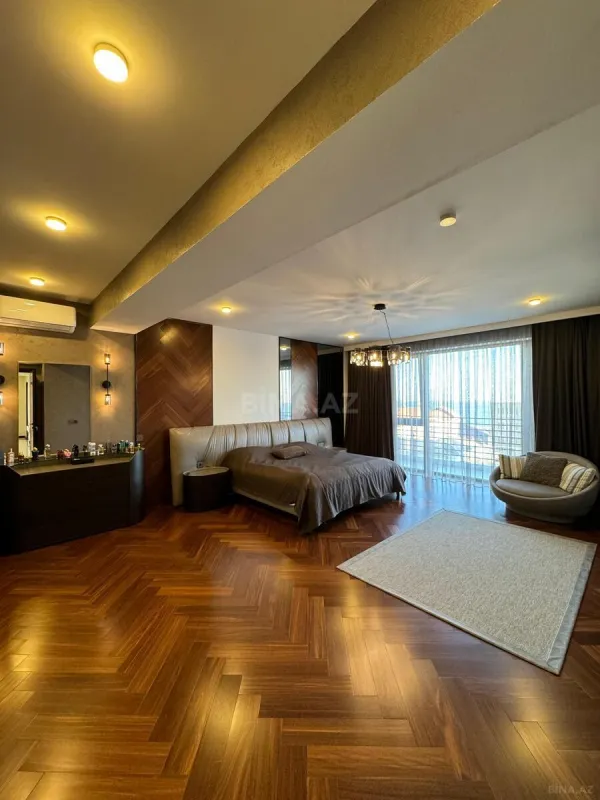 Satılır 8 otaqlı həyət evi 700 m²