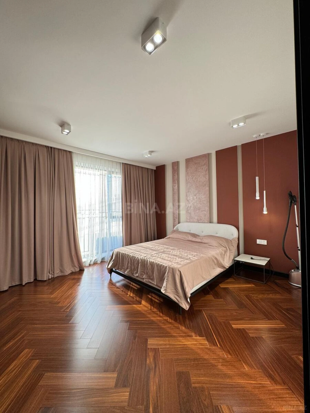 Satılır 8 otaqlı həyət evi 700 m²