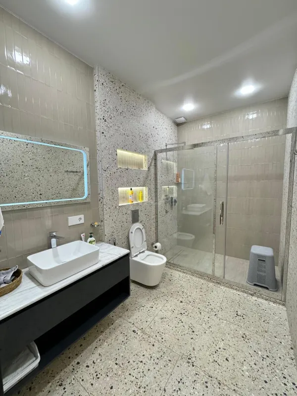 Satılır 8 otaqlı həyət evi 700 m²