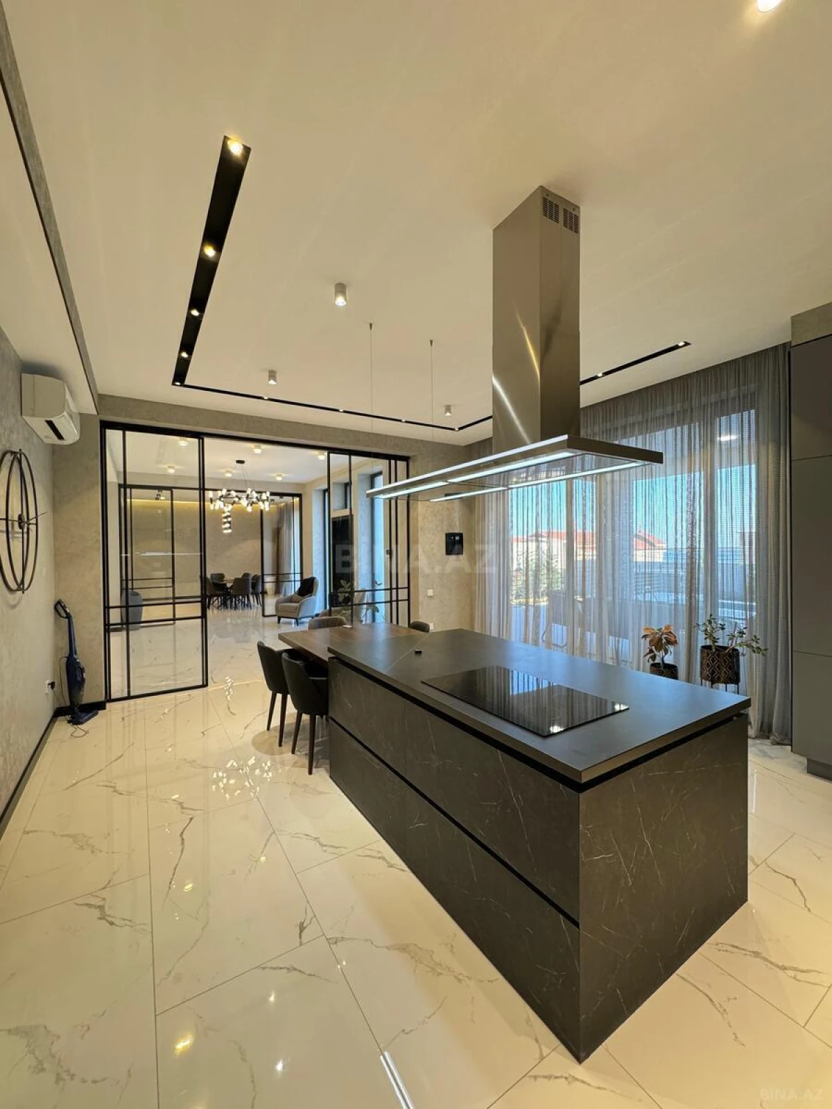 Satılır 8 otaqlı həyət evi 700 m²