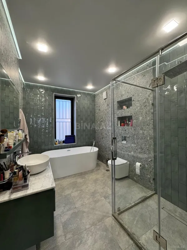 Satılır 8 otaqlı həyət evi 700 m²