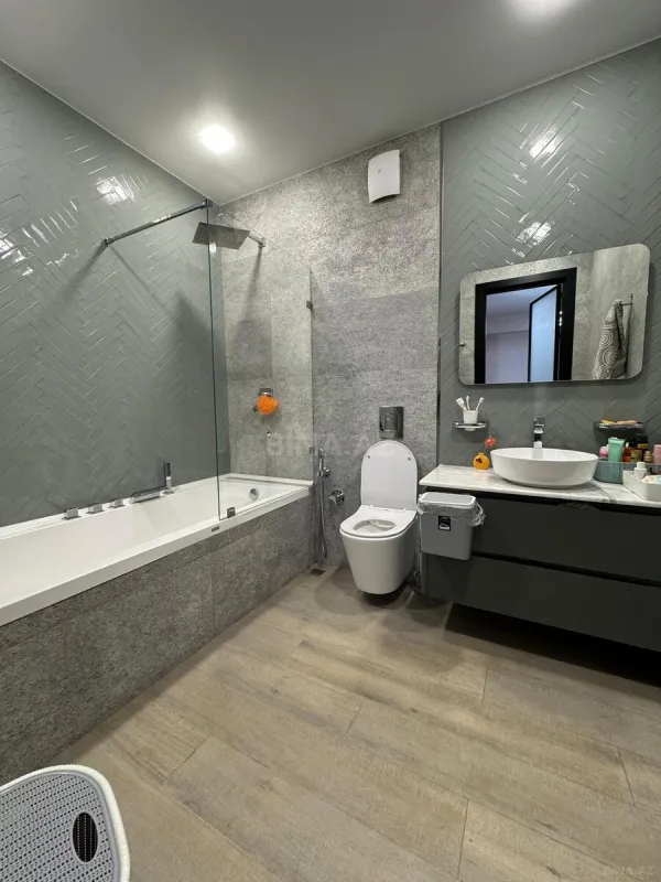 Satılır 8 otaqlı həyət evi 700 m²