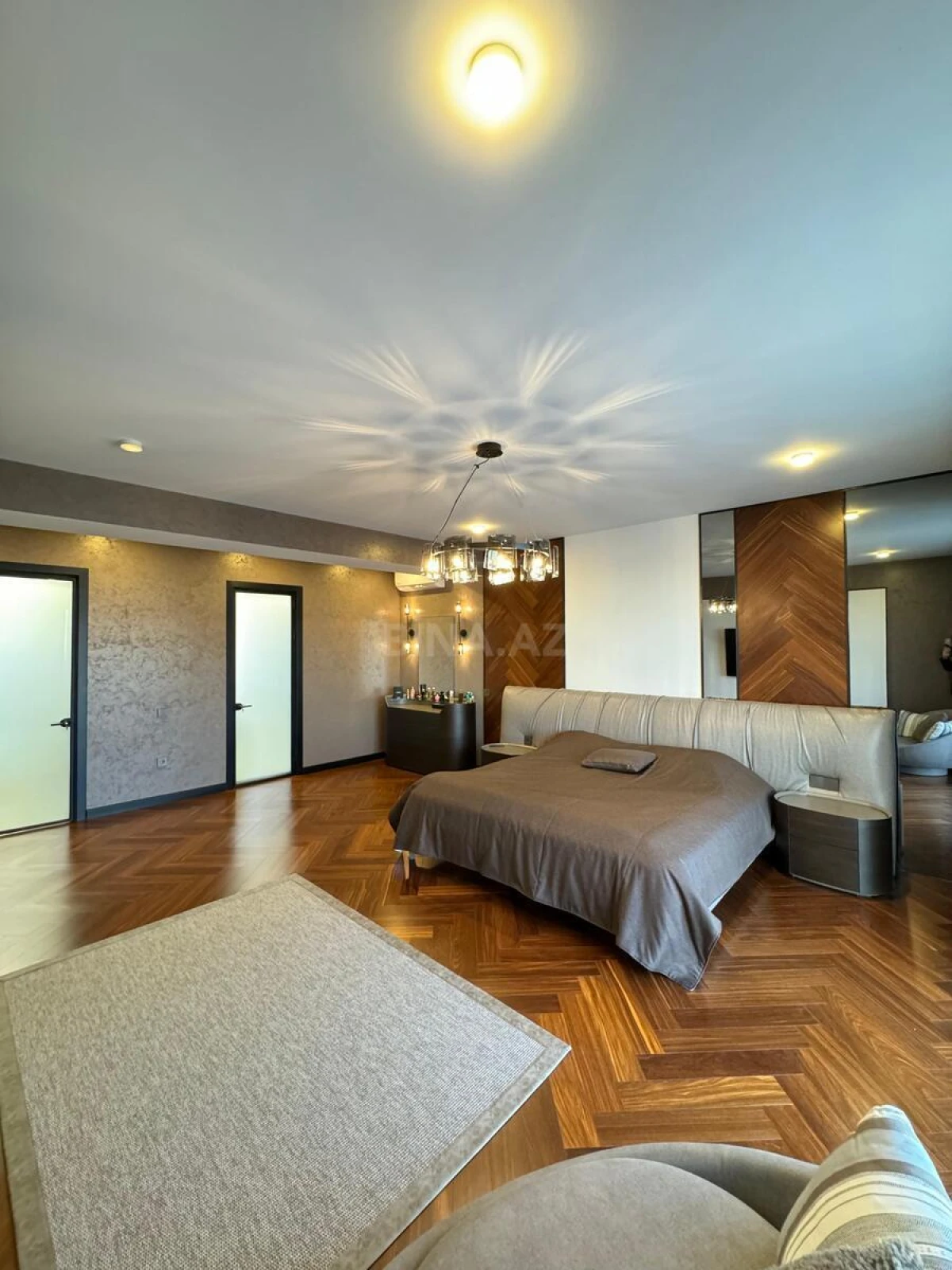 Satılır 8 otaqlı həyət evi 700 m²