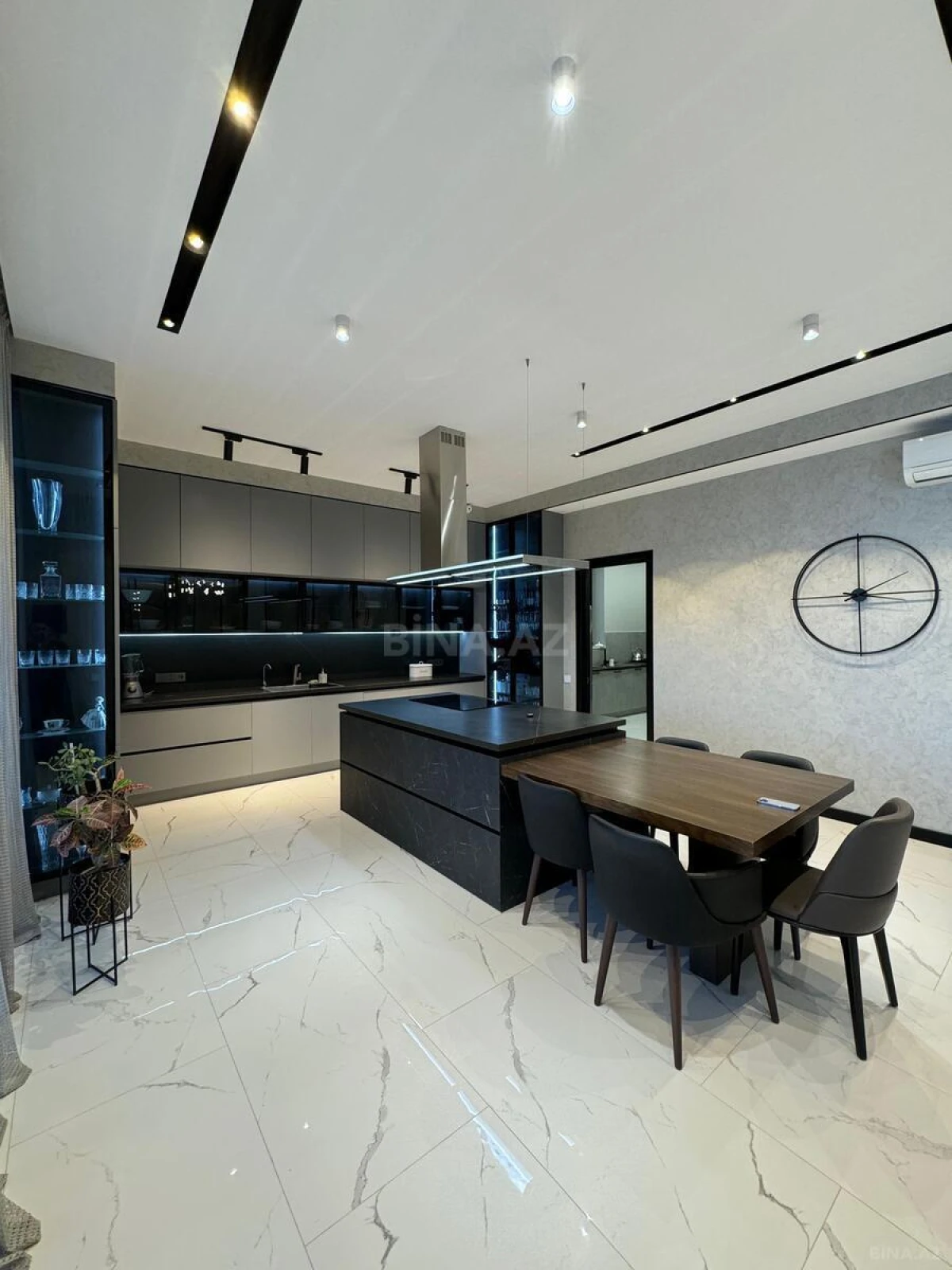 Satılır 8 otaqlı həyət evi 700 m²