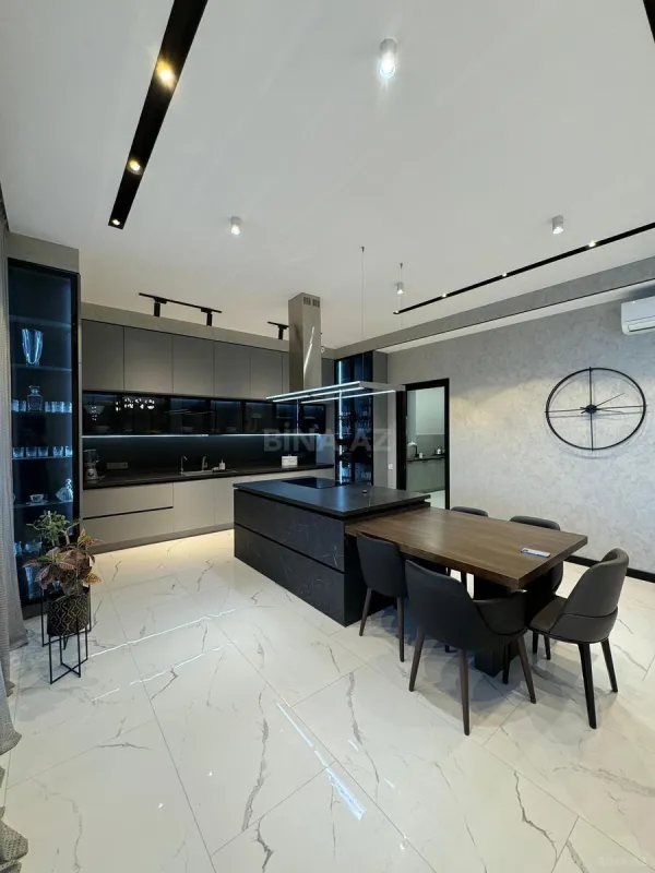 Satılır 8 otaqlı həyət evi 700 m²