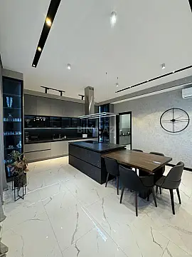 Satılır 8 otaqlı həyət evi 700 m²