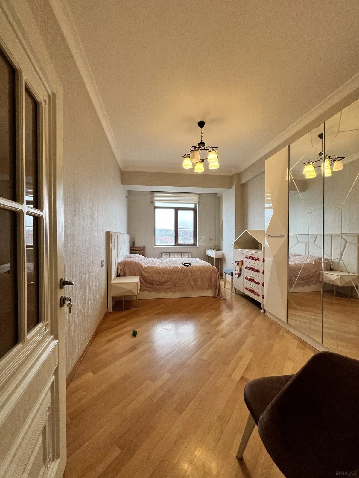 Satılır 4 otaqlı mənzil 115 m²