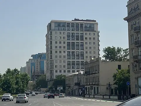 Satılır 3 otaqlı mənzil 189 m²