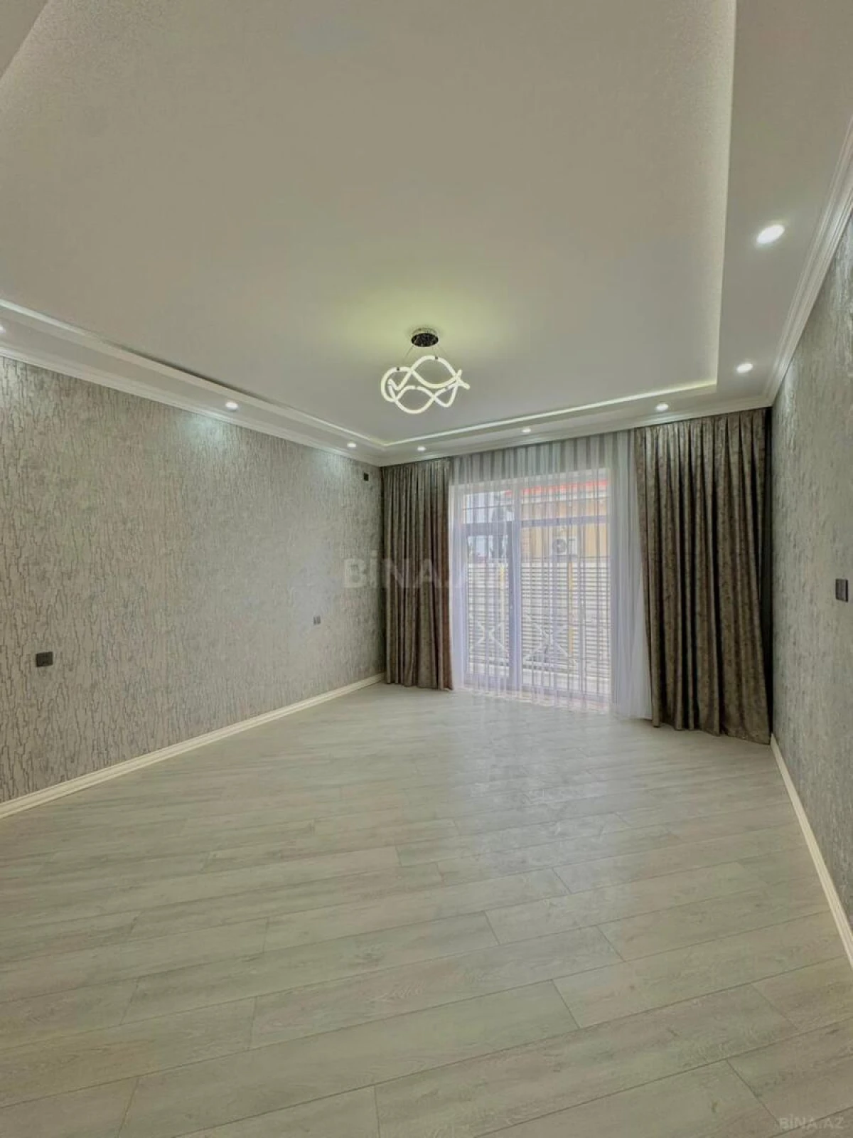 Satılır 5 otaqlı həyət evi 300 m²