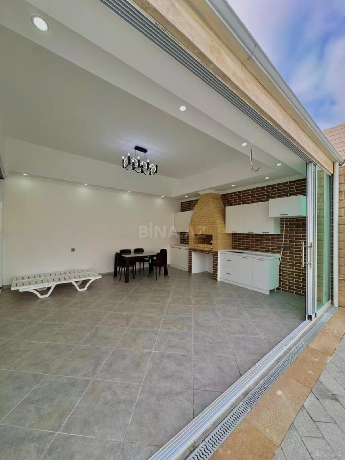 Satılır 5 otaqlı həyət evi 300 m²