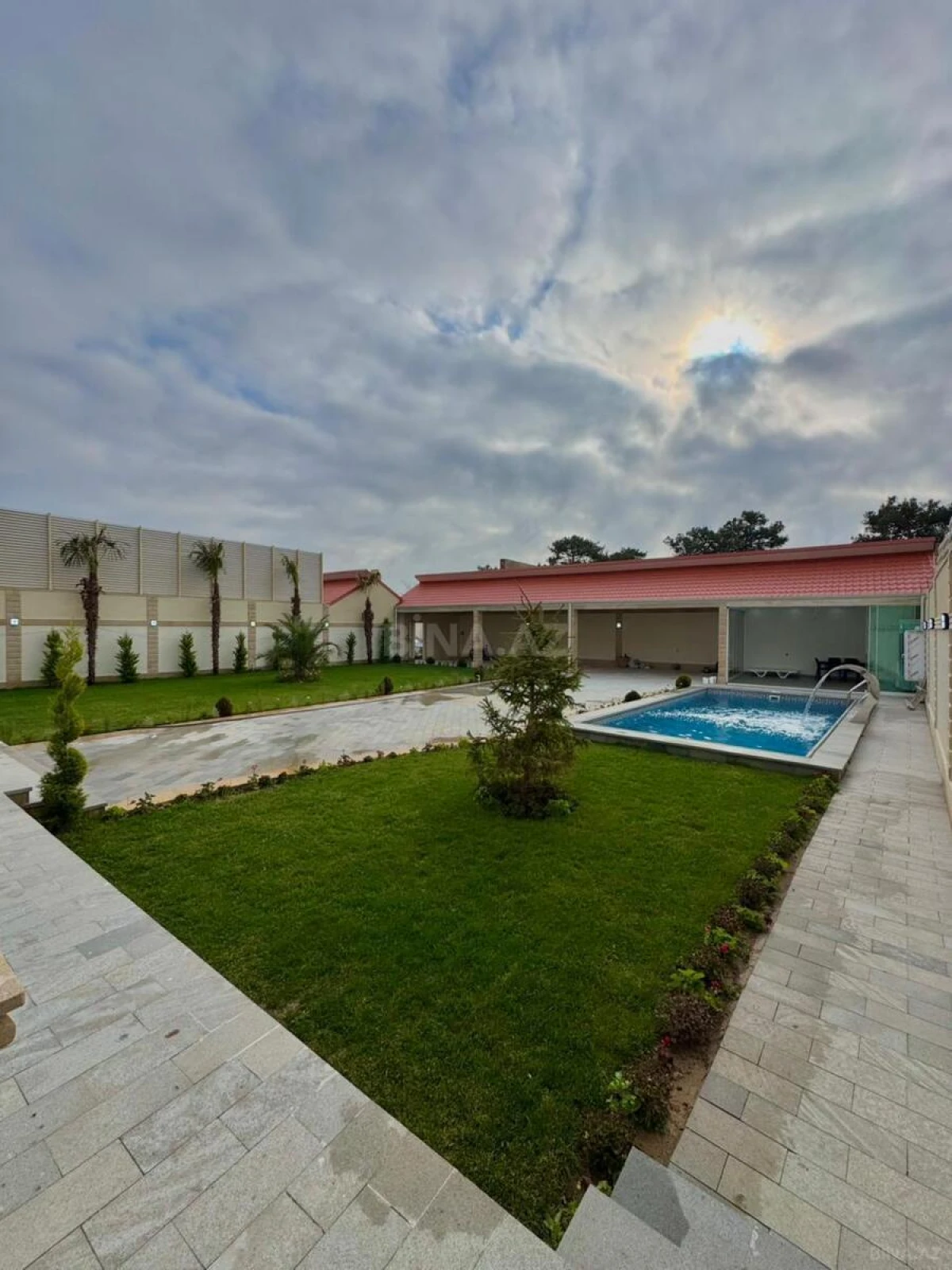 Satılır 5 otaqlı həyət evi 300 m²
