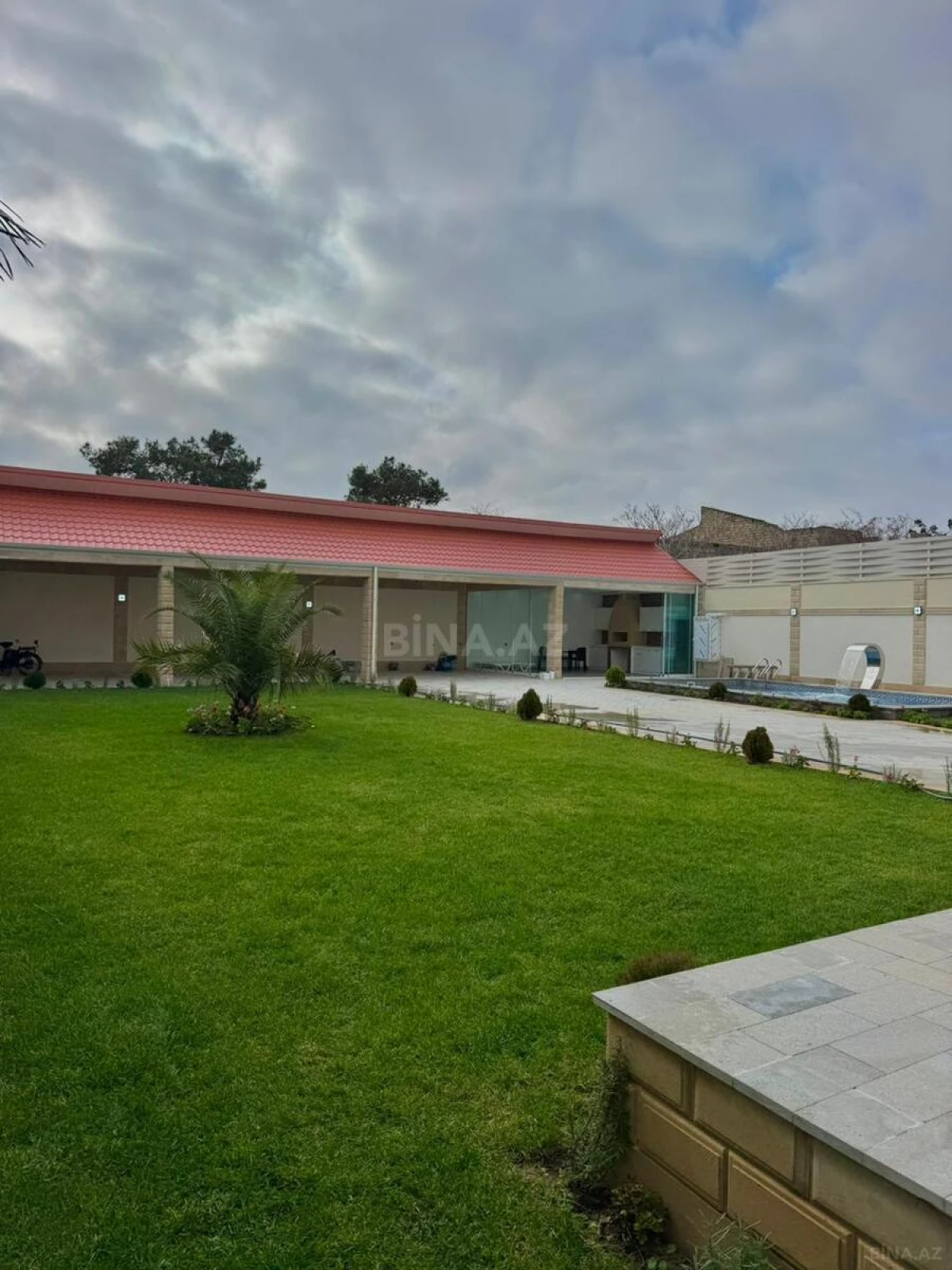 Satılır 5 otaqlı həyət evi 300 m²
