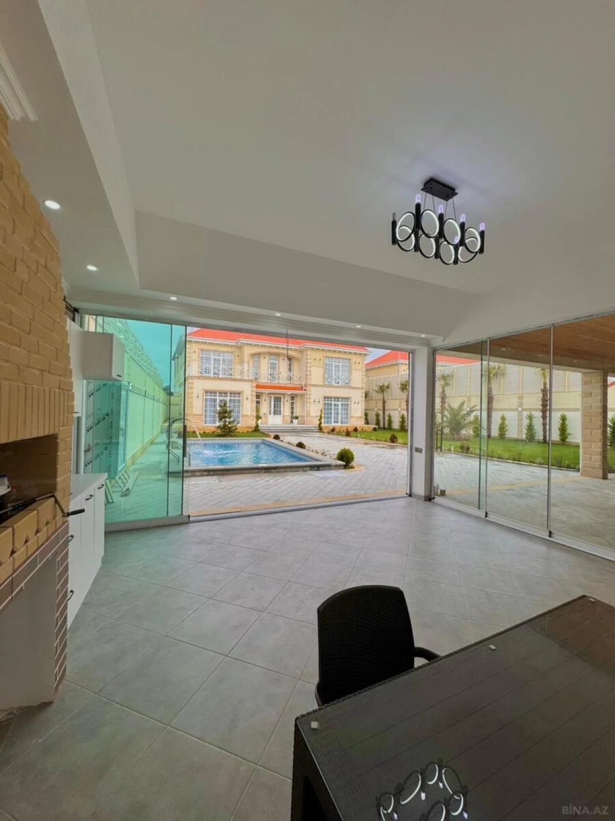 Satılır 5 otaqlı həyət evi 300 m²