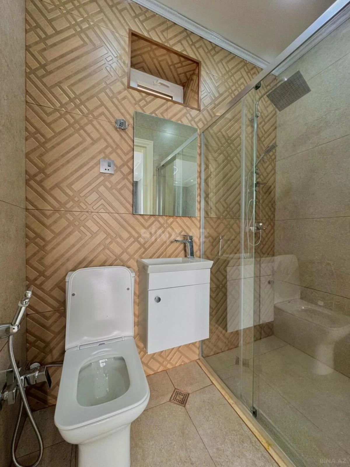 Satılır 5 otaqlı həyət evi 300 m²