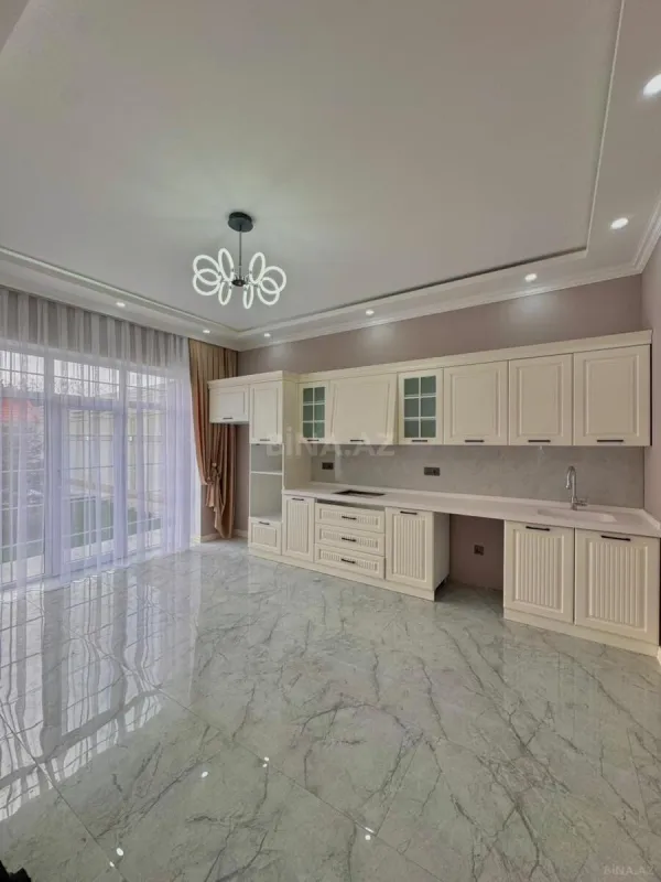 Satılır 5 otaqlı həyət evi 300 m²