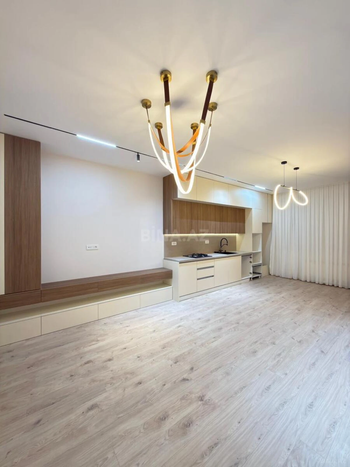 Satılır 4 otaqlı mənzil 145 m²
