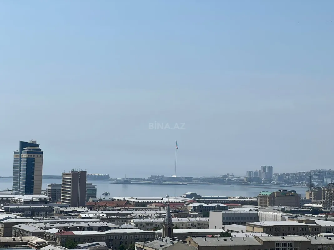 Satılır 4 otaqlı mənzil 184 m²