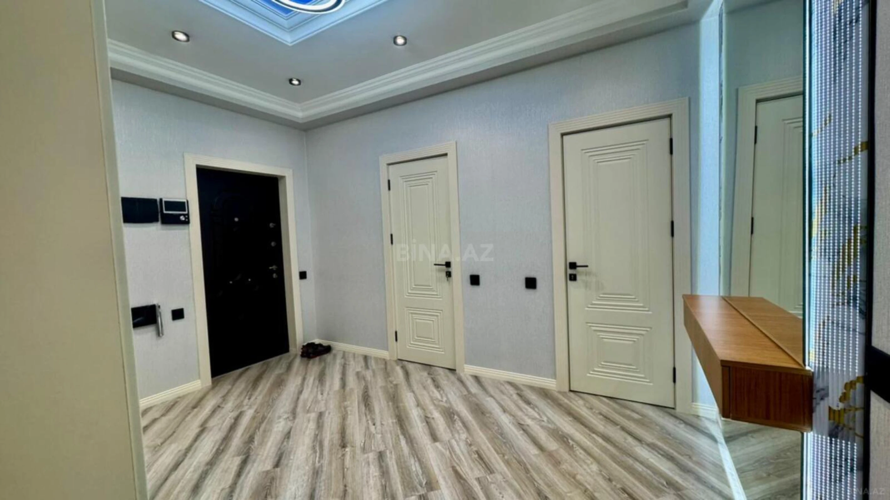 Satılır 3 otaqlı mənzil 98 m²