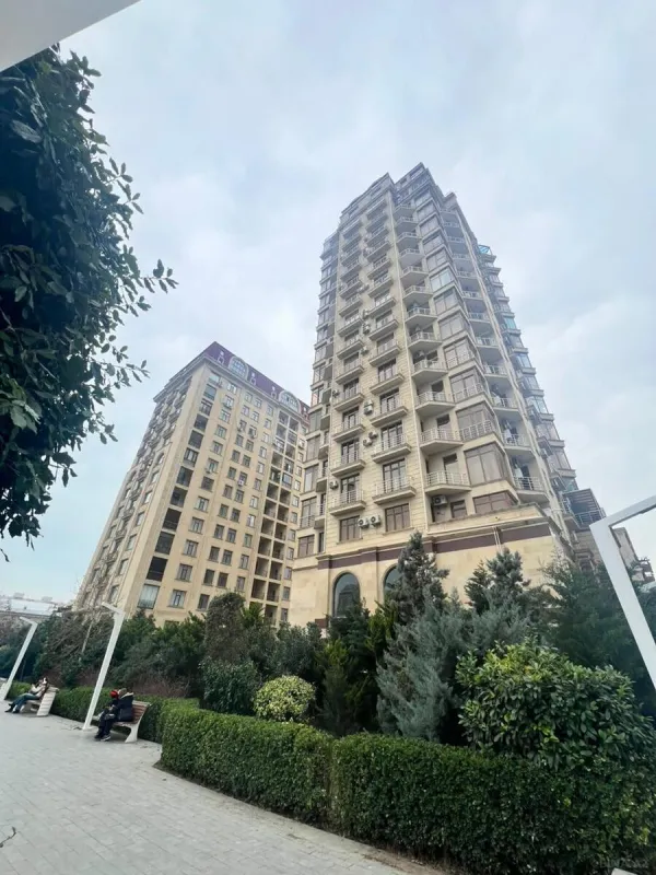 Satılır 4 otaqlı mənzil 220 m²