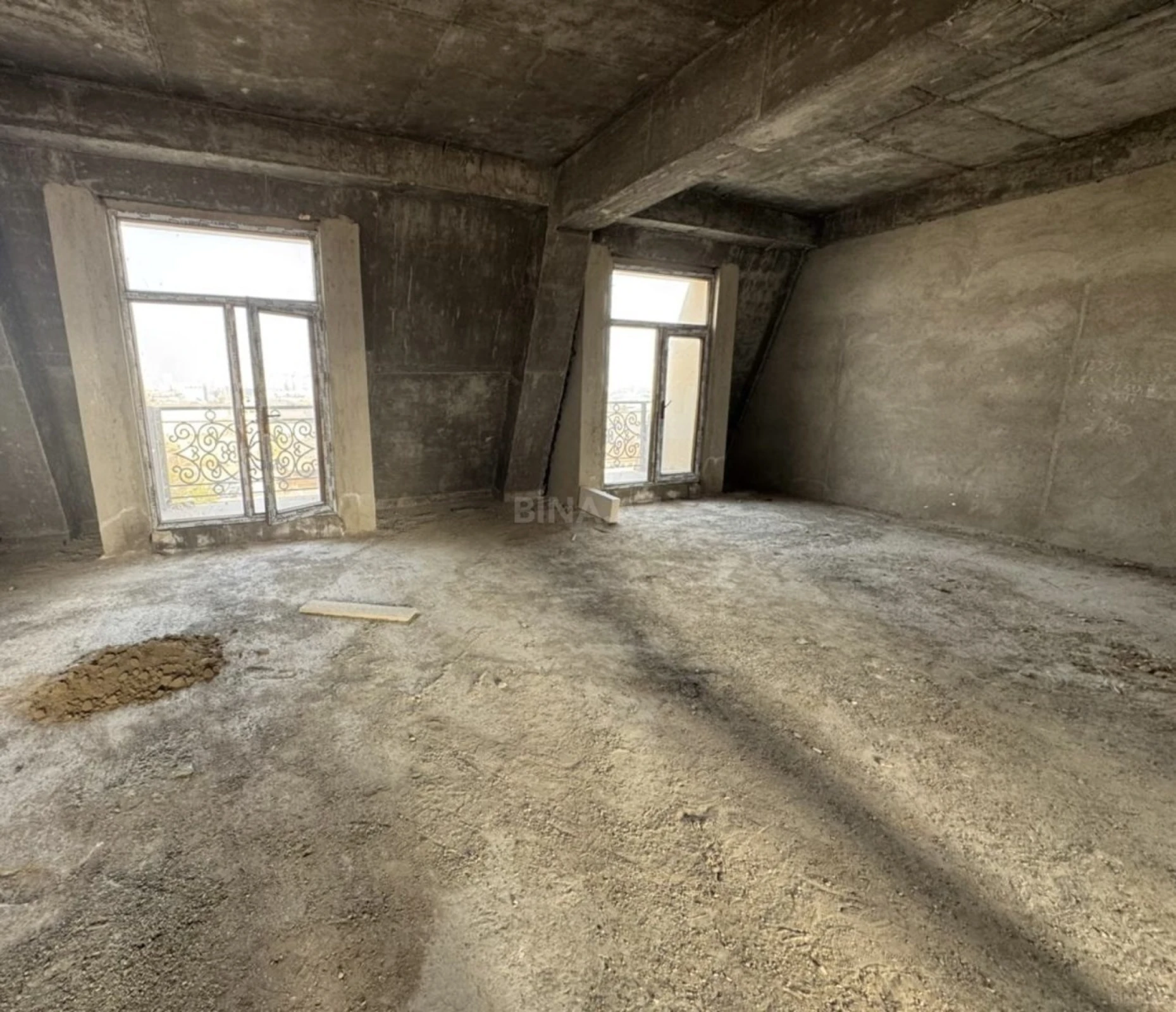 Satılır 2 otaqlı mənzil 82 m²