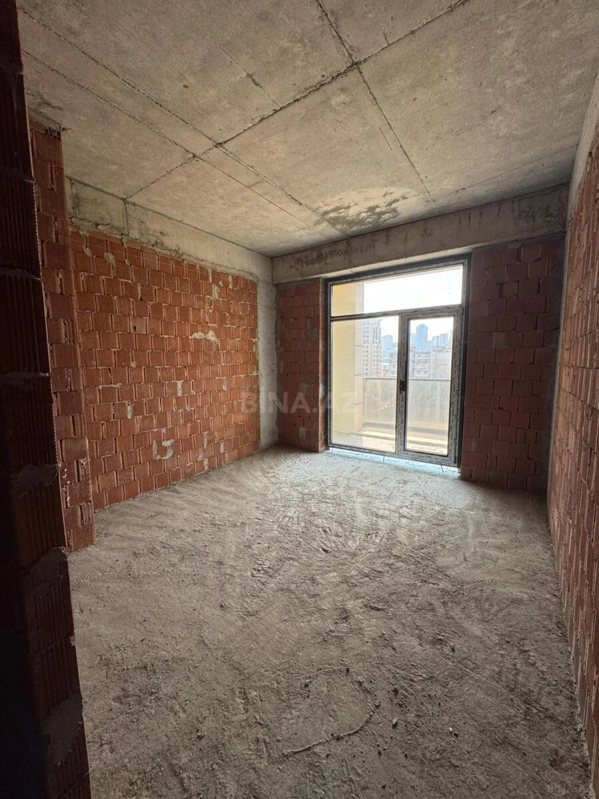 Satılır 4 otaqlı mənzil 190 m²
