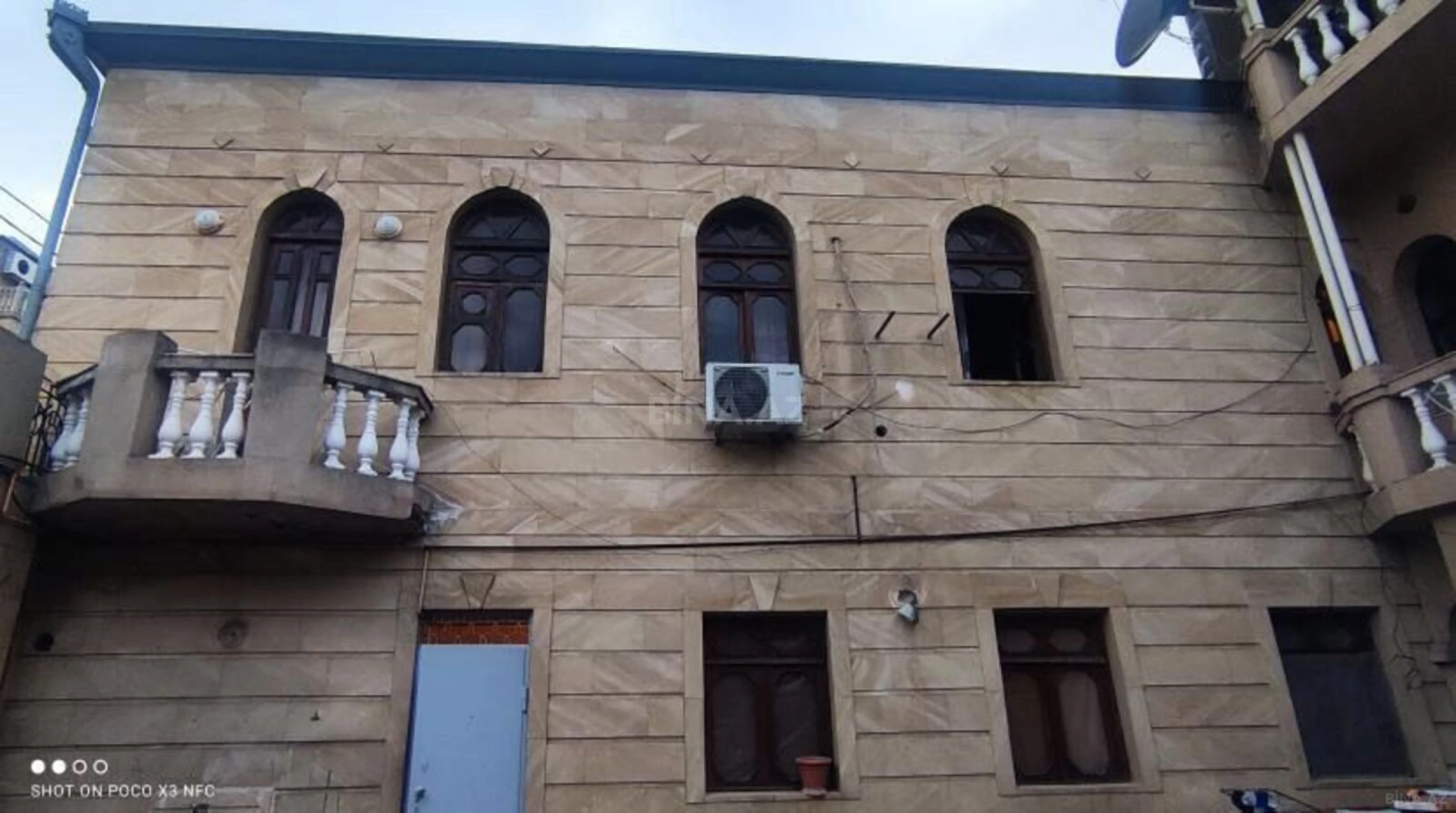Satılır 15 otaqlı həyət evi 400 m²