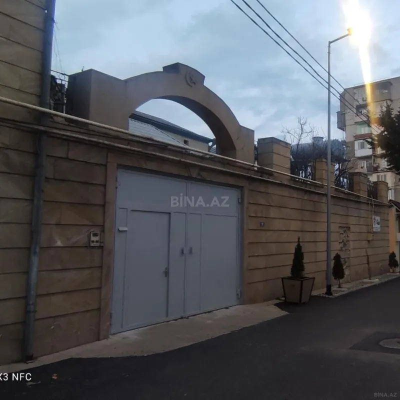 Satılır 15 otaqlı həyət evi 400 m²