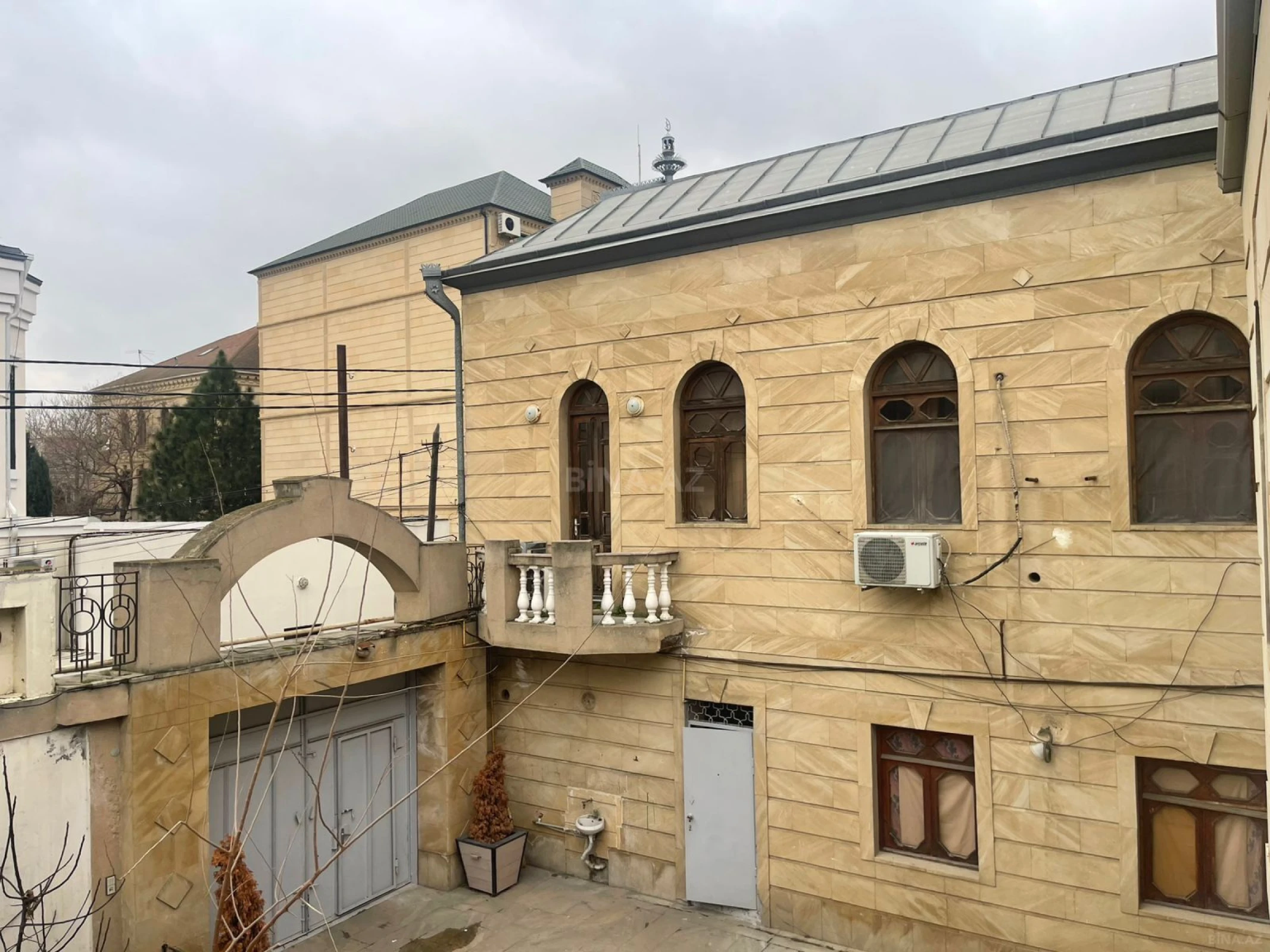 Satılır 15 otaqlı həyət evi 400 m²