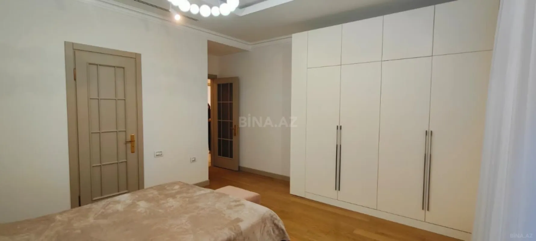 Satılır 3 otaqlı mənzil 130 m²