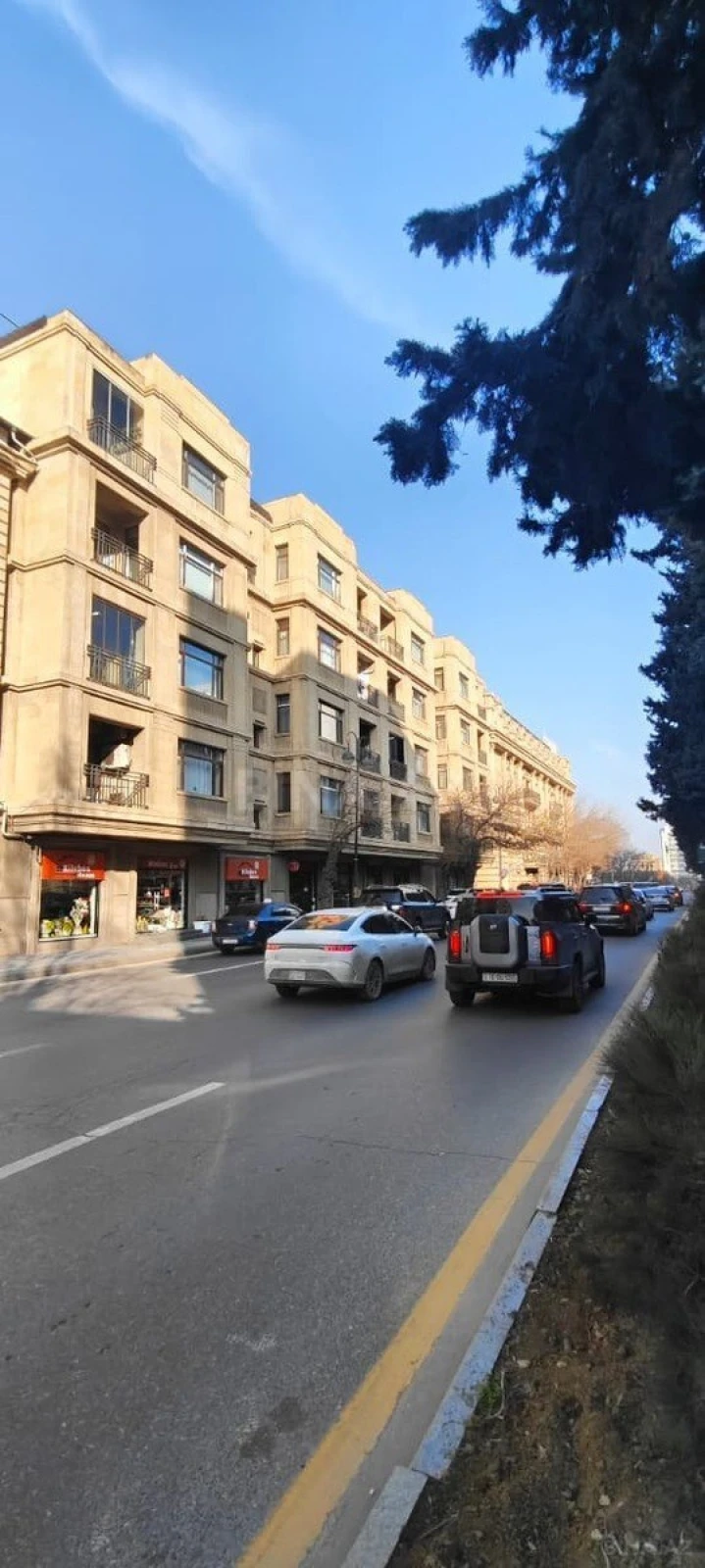 Satılır 3 otaqlı mənzil 130 m²