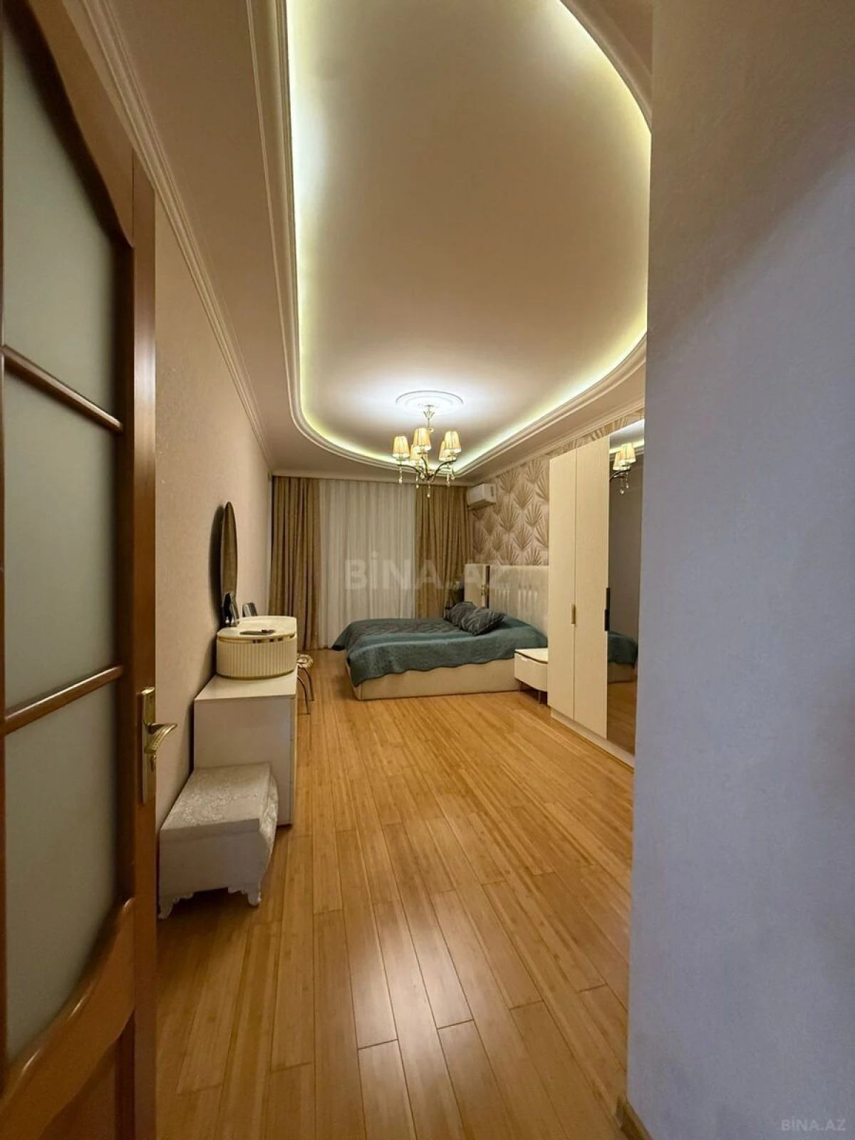Satılır 3 otaqlı mənzil 118 m²