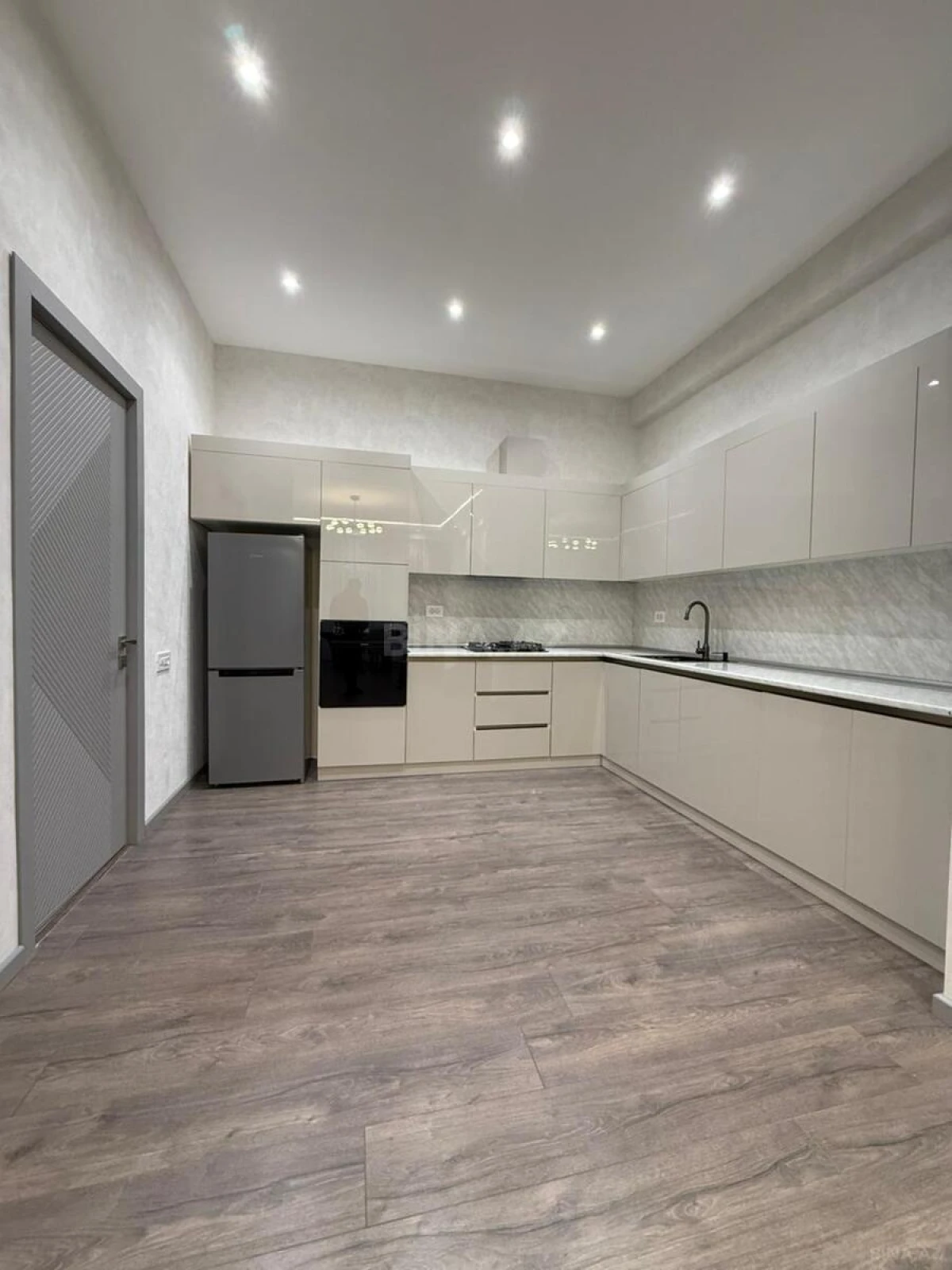 Satılır 2 otaqlı mənzil 95 m²