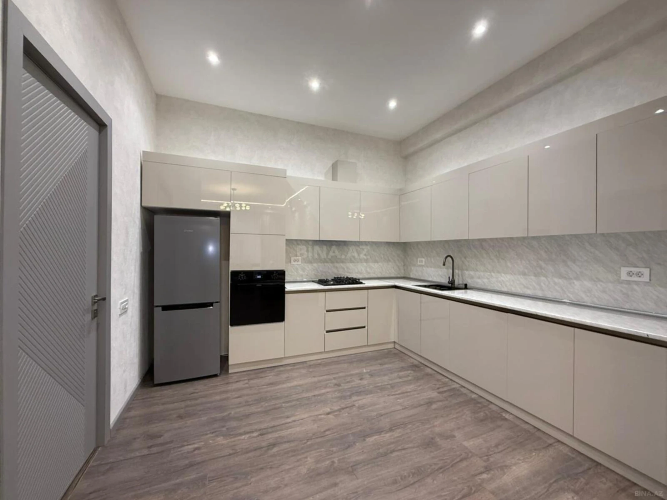 Satılır 2 otaqlı mənzil 95 m²