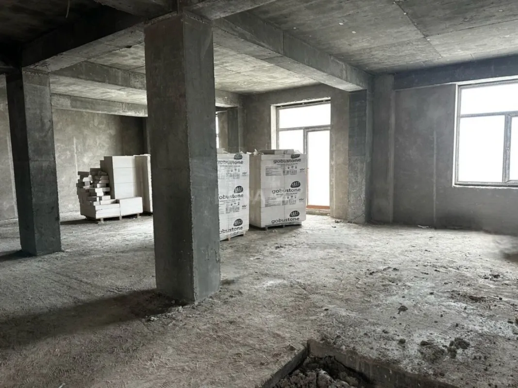 Satılır 4 otaqlı mənzil 215 m²